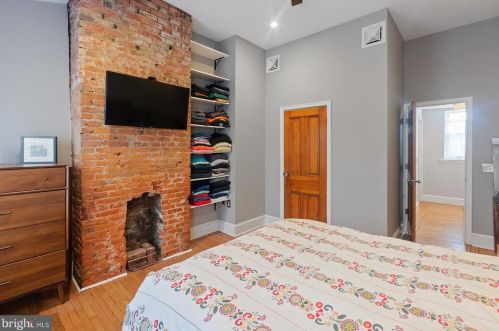 205 Carpenter St, Philadelphia PA 19146-2516 exterior