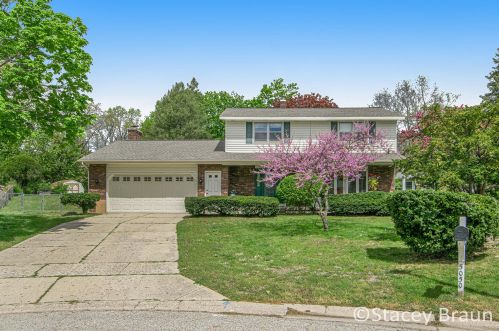 5050 Cedar Ridge Dr, Grand Rapids, MI 49525
