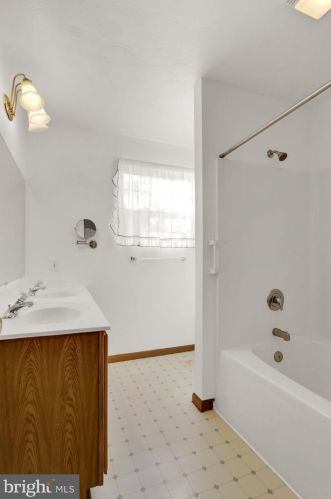 232 Breezewood Dr, Hanover PA 17331-7926 exterior