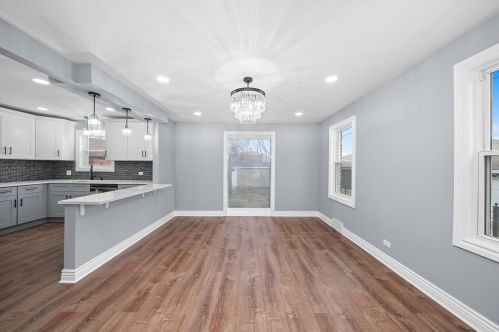 8247 Oglesby Ave, Chicago IL  60617-1927 exterior