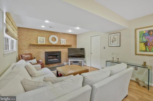 2105 Rampart Dr, Alexandria VA 22308-1537 exterior