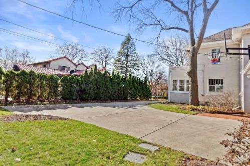 6162 Washington Cir, Milwaukee WI 53213-2472 exterior