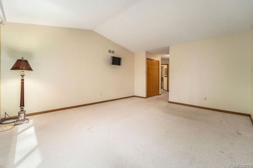 4082 Pinestead Dr, Walled Lake MI 48390-1344 exterior