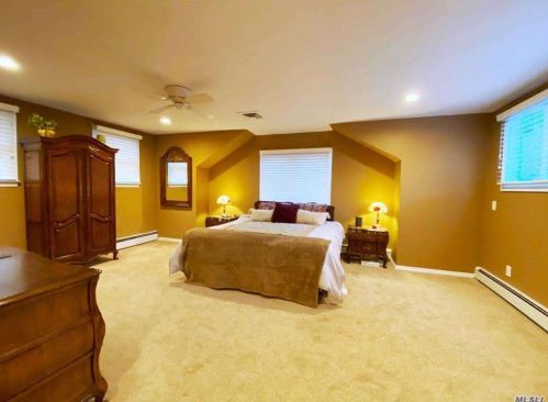 75 Mcculloch Dr, Huntington Station NY 11746-8303 exterior