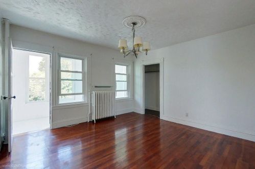 15 Dean Ave, Middletown RI 02840-3406 exterior