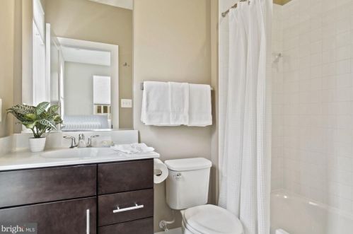 900 King Farm Blvd, Rockville MD  20850-6610 exterior