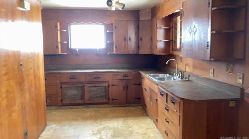 61 Derby Ave, Seymour CT 06483-3106 exterior