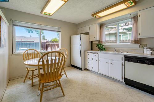 2448 Tanager Ct, Concord CA 94520-1523 exterior