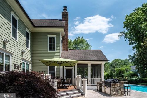 6421 Divine St, Mc Lean VA 22101-4702 exterior