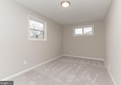 4613 Creek Shore Dr, Rockville MD 20852-2410 exterior