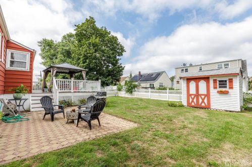 142 Bedford Ave, Iselin NJ 08830-2455 exterior