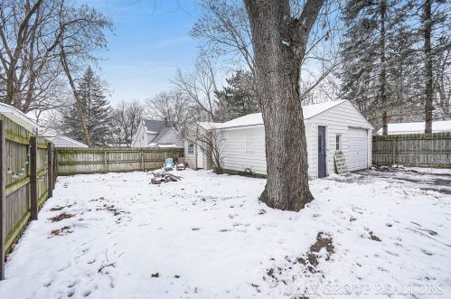 1335 Eastern Pl, Grand Rapids MI 49505-5221 exterior