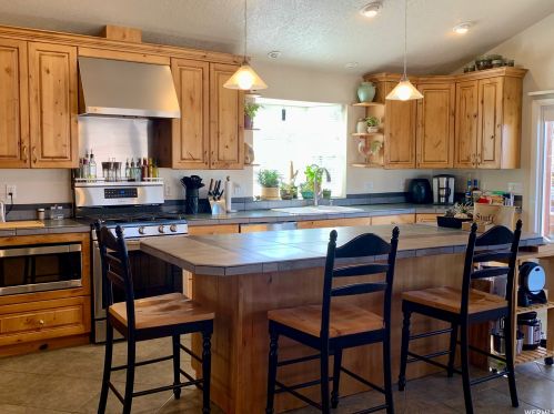 8672 Aspen Way, Sandy UT 84093-1827 exterior