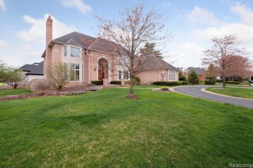 2511 Golf Crest Dr, Rochester, MI 48309-4063