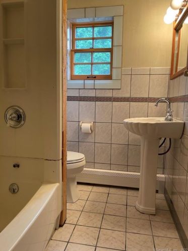 437 Putnam Rd, Killingly CT 06239-2005 exterior