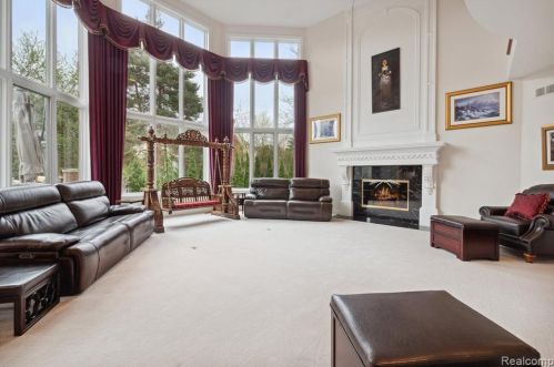 2511 Golf Crst Dr, Rochester MI 48309-4063 exterior