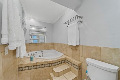 10526 Berry Knl Dr, Dallas TX 75230-4245 exterior