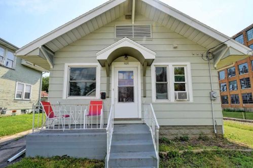 829 25th St, Manitowoc, WI 54220-4419