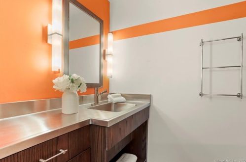 10 Hockanum Rd, Westport CT 06880-2121 exterior