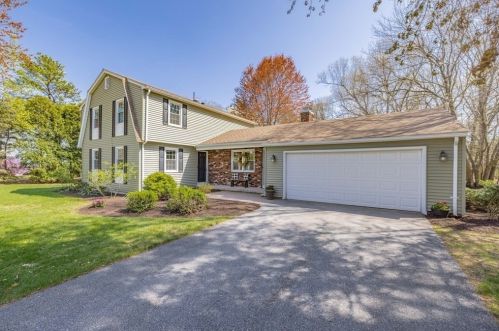 57 Oak Hollow Dr, Springfield, MA 01106-2424