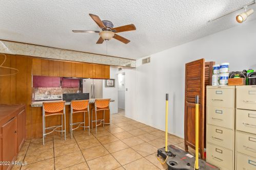 3340 Desert Cv Ave, Phoenix AZ 85028-3514 exterior