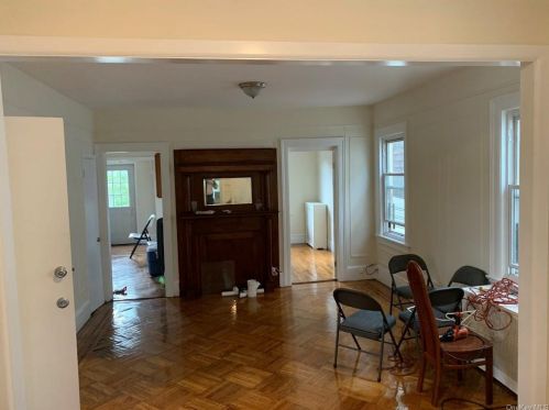 4023 Gunther Ave, Bronx NY 10469-2727 exterior