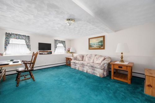 19 Virginia Ave, Woonsocket RI 02895-5630 exterior