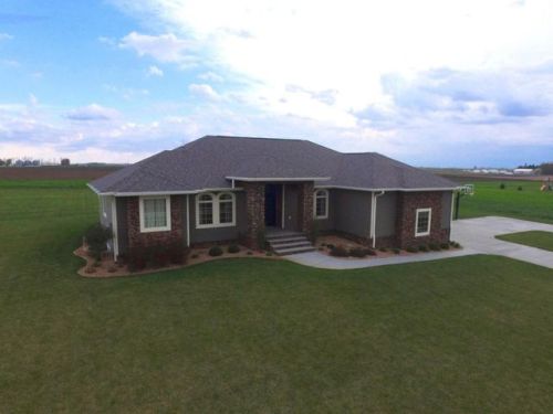 105 Spring Valley Dr, Livermore, IA 50558-8512