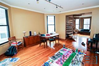 2835 Southport Ave, Chicago IL  60657-4126 exterior