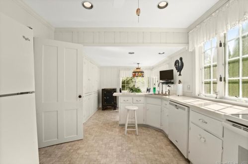 206 Norwalk Rd, Norwalk CT 06850-4316 exterior