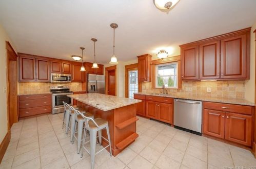 6 Harris St, Enfield CT 06082 exterior