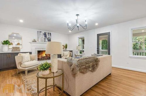 6160 Heards Creek Dr, Atlanta GA  30328-3635 exterior