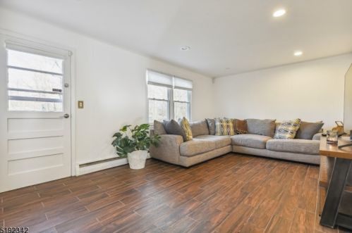 37 Conforti Ave, Town Center NJ  07052-2824 exterior