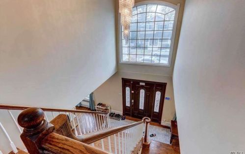 24 Vondran St, Huntington Station NY 11746-2548 exterior