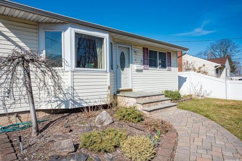 81 Liberty Ave, Babylon, NY 11703-4921