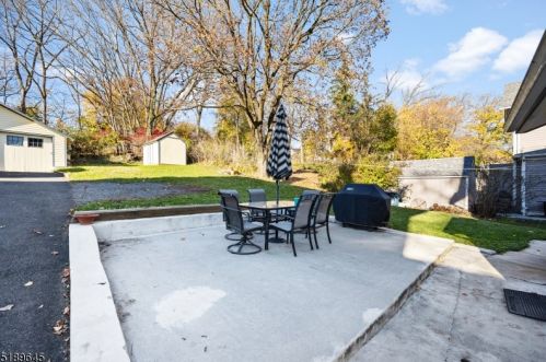 54 Main St, Clinton NJ 08809-1250 exterior