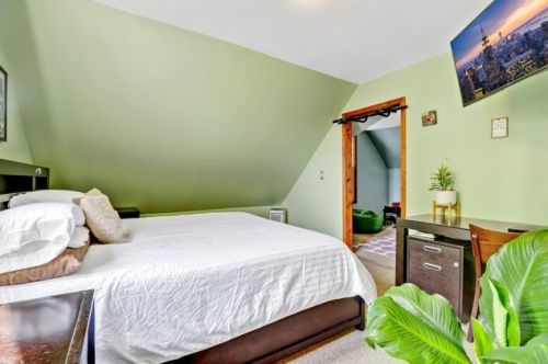 4214 Bernard St, Chicago IL 60618-1104 exterior