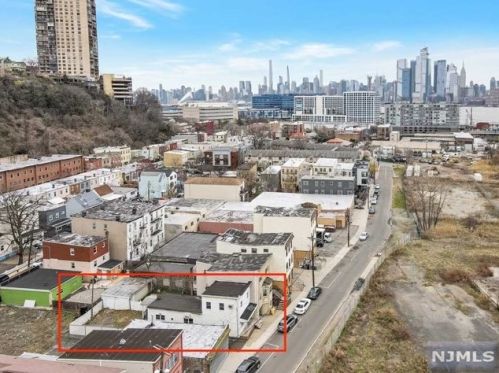 76 St, Union City NJ 07086-6629 exterior