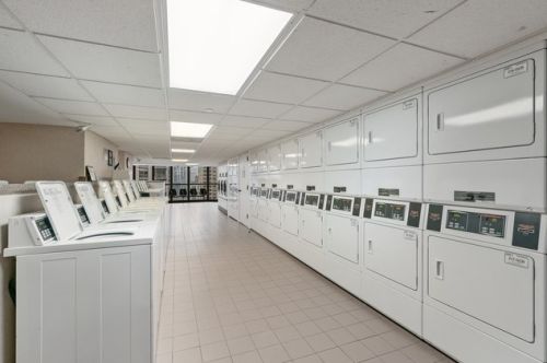 10 Ontario St, Chicago IL  60654-3809 exterior