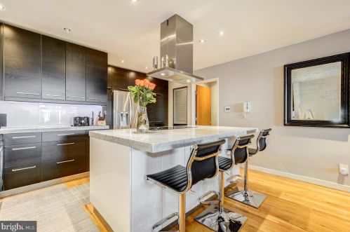 1670 Oak St, Washington DC  20010-1818 exterior