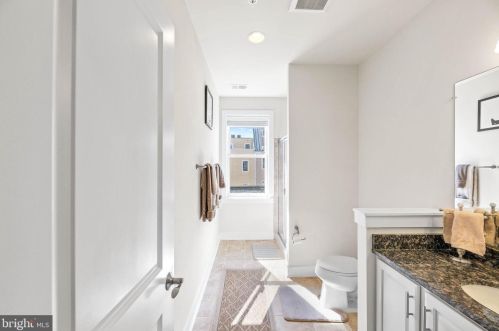 725 Custis Ave, Alexandria VA 22301-1422 exterior