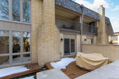 1249 Oakwood Ct, Rochester MI 48307-2539 exterior