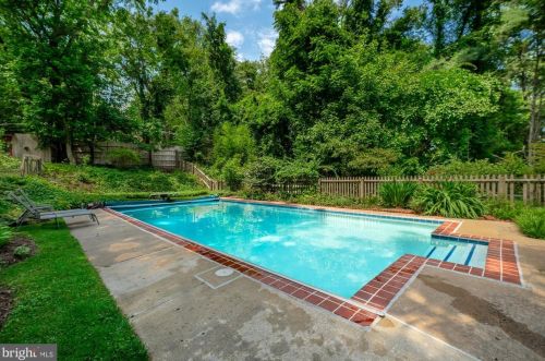 8526 Georgetown Pike, Mc Lean VA 22102-1206 exterior