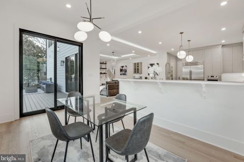 1422 Mayflower Dr, Mc Lean VA 22101-5615 exterior