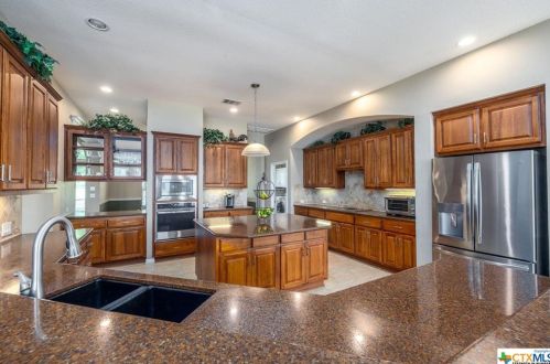 385 Mystic Pkwy, Spring Branch TX 78070-5267 exterior