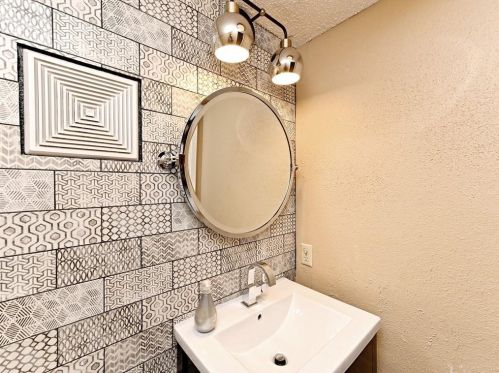 1849 Coronado Hl Dr, Austin TX 78752-2116 exterior