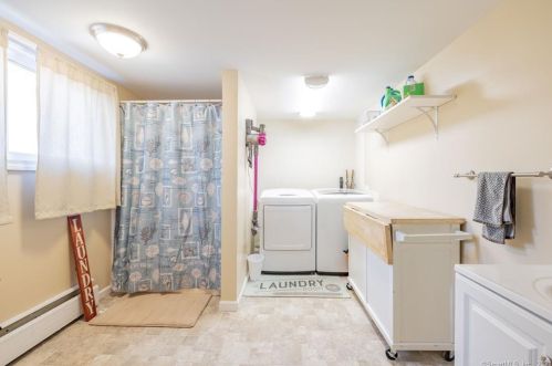 9 Jondot Dr, Enfield CT 06082-2213 exterior