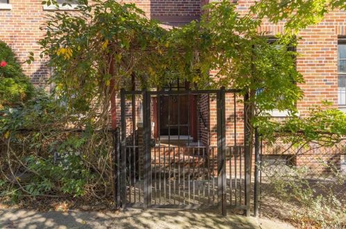 249 261st St, Bronx, NY 10471-1122