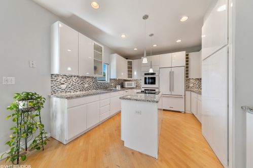 692 Indiana St, Elmhurst IL 60126-1345 exterior