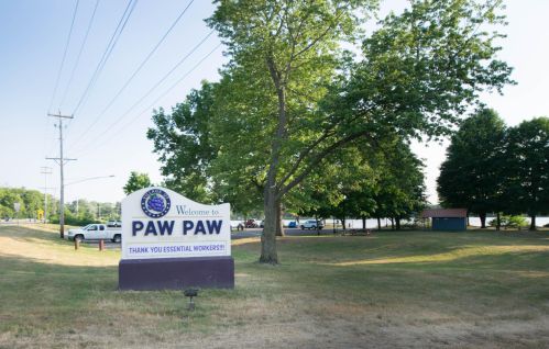 821 Kalamazoo St, Paw Paw MI 49079-1106 exterior